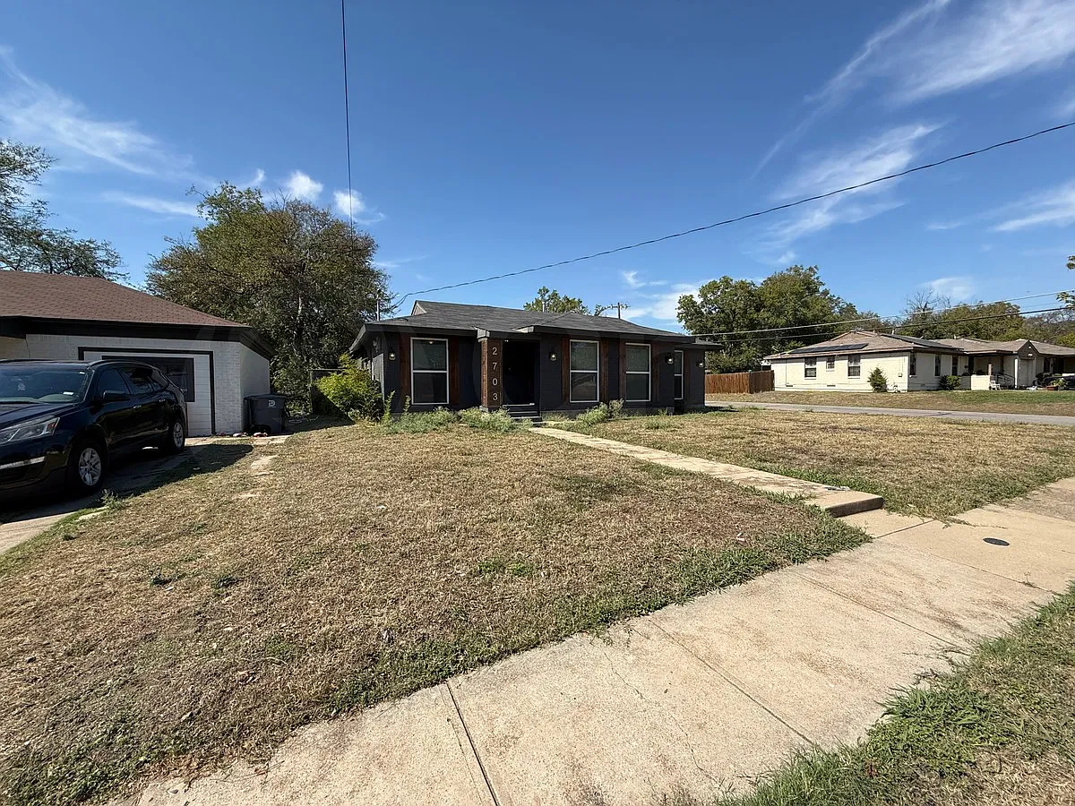 3 bed, 2.0 bath, 1640 sqft, $2,099 — Photo 3