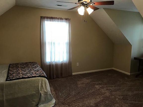 3rd image of 106 Warren Cir
