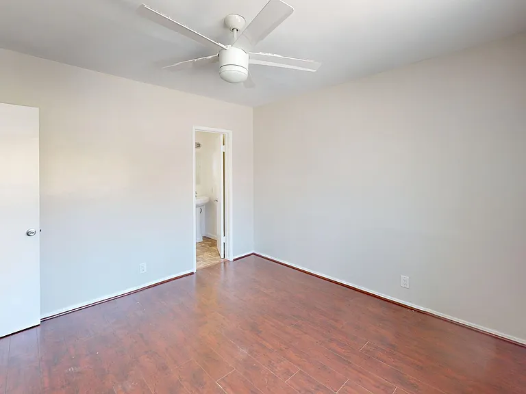 1042 Stanley — Photo 7