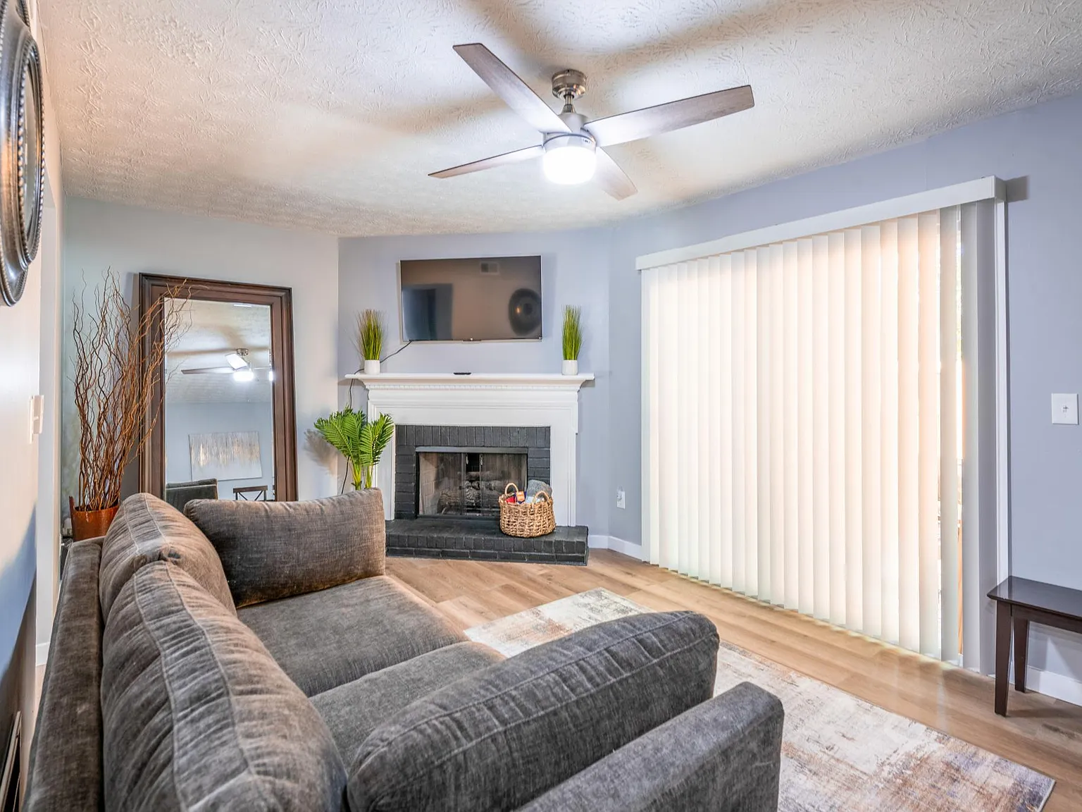3 bed, 1142 sqft, $2,750 — Photo 3