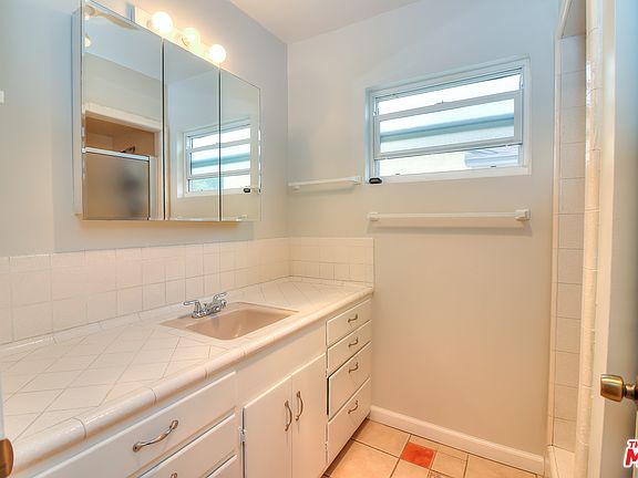 5th image of 1067 E Luray St