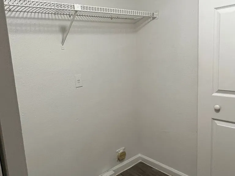 Emerald Cove Apartments — Photo 132