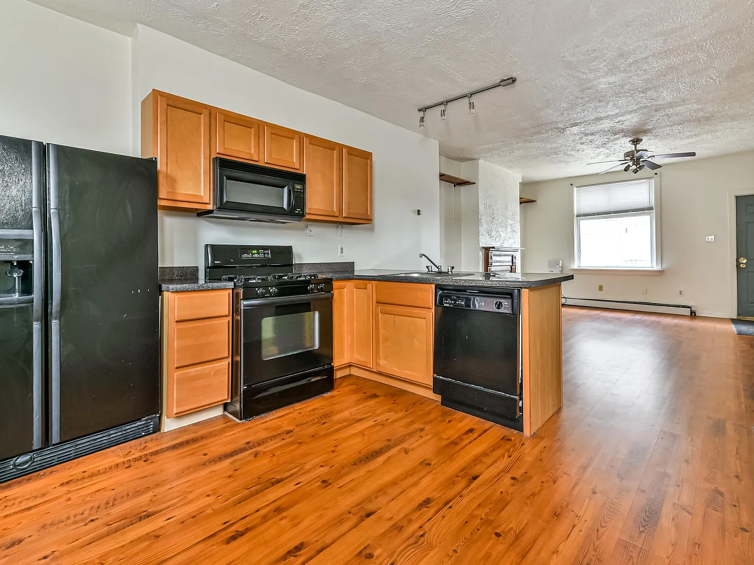 2 bed, 1025 sqft, $1,695 — Photo 1