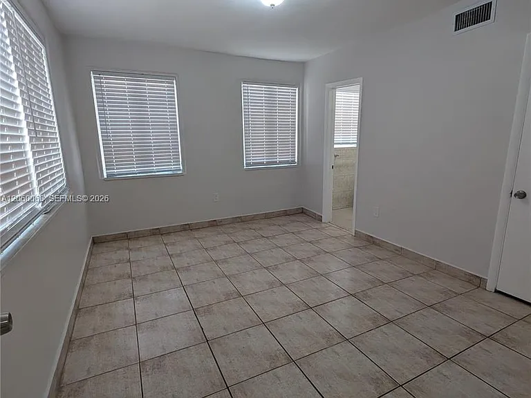 500 SW 7th St #LOWER — Photo 10