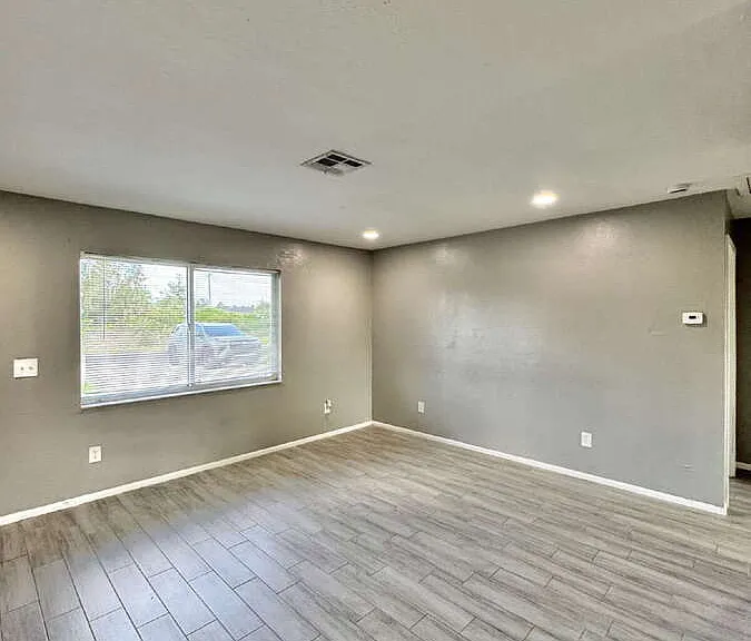 142 Harry Ave S — Photo 9