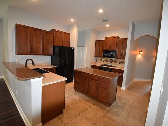 5th image of 501 Trails Edge Ct