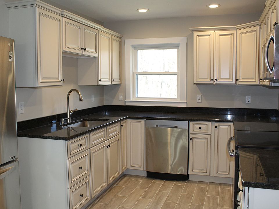 2nd image of 415A W Elm St #A
