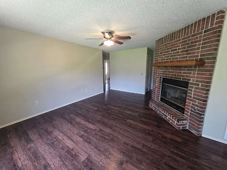 2703 W Beech St — Photo 2