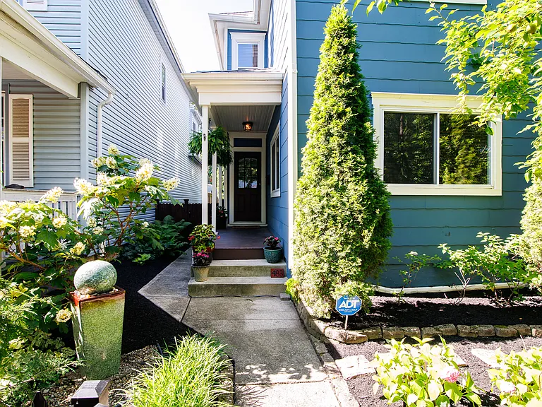 483 Stanley Ave — Photo 2