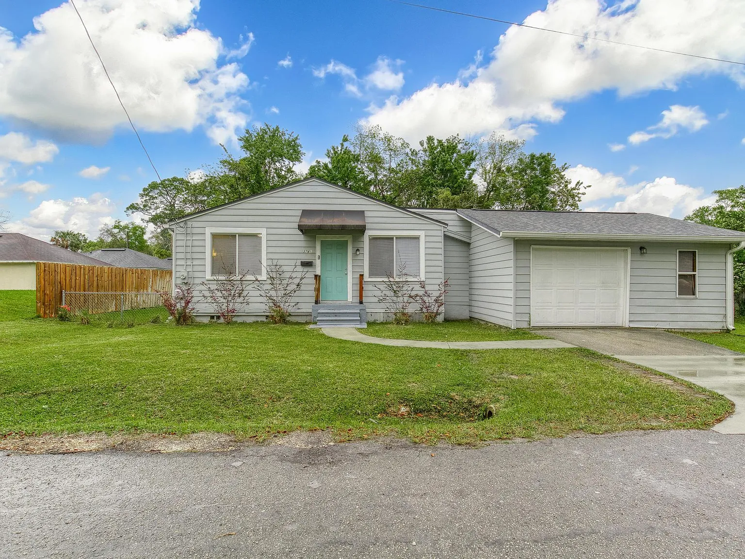 3 bed, 1206 sqft, $1,800 — Photo 2