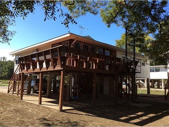 Porch on two sides with elevator