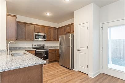 1st image of 2511 W Lynwood Ave #1-101