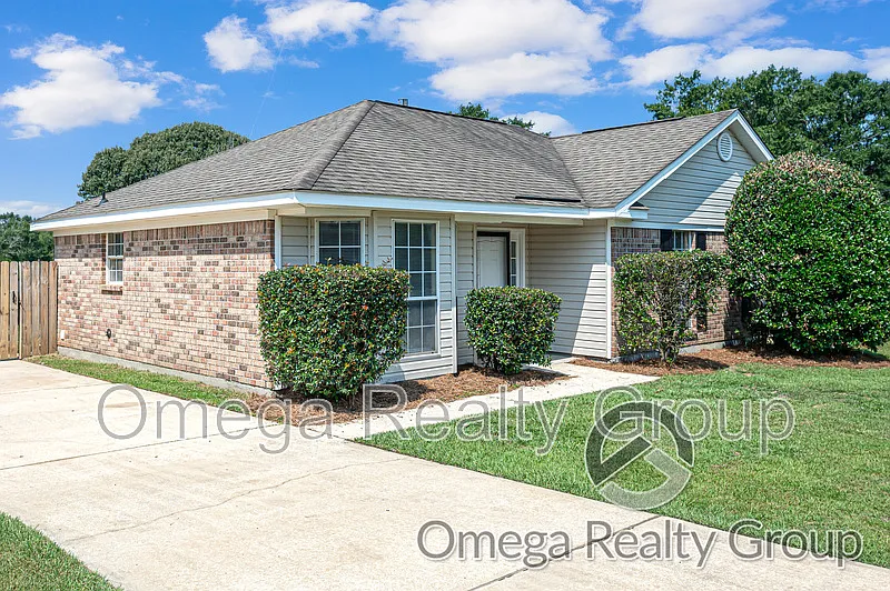 3 bed, 2.0 bath, 1445 sqft, $1,550 — Photo 2