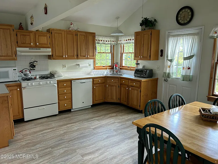 203 Princeton Ave — Photo 6