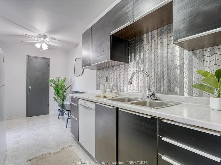 2144 Pelissier St #402 — Photo 11