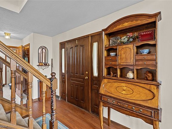 5th image of 866 S Court St
