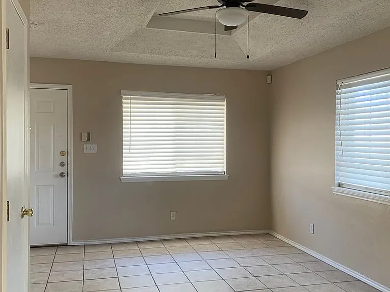 1714 Lexington Cir — Photo 2
