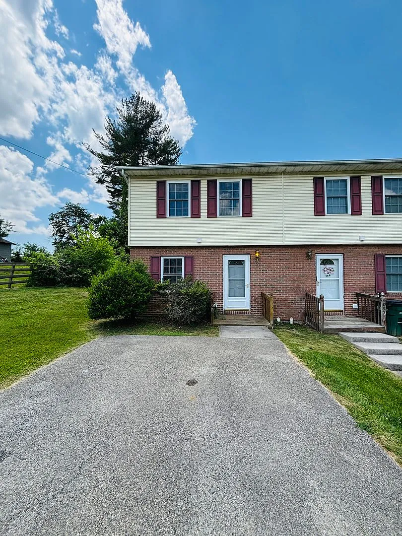 3 Bedroom 1.5 Bath Townhouse — Photo 1