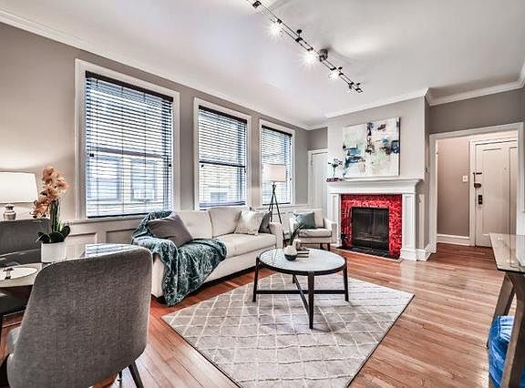 3rd image of 636 W Waveland Ave #E4