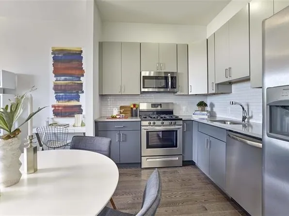 250 Avenue East image 4 of 17