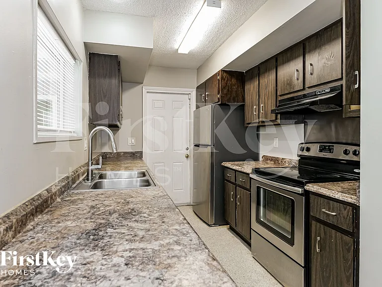 687 SW Heather St — Photo 8