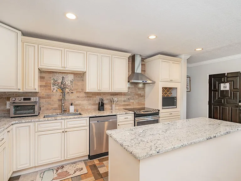 305 Sharon Dr — Photo 7
