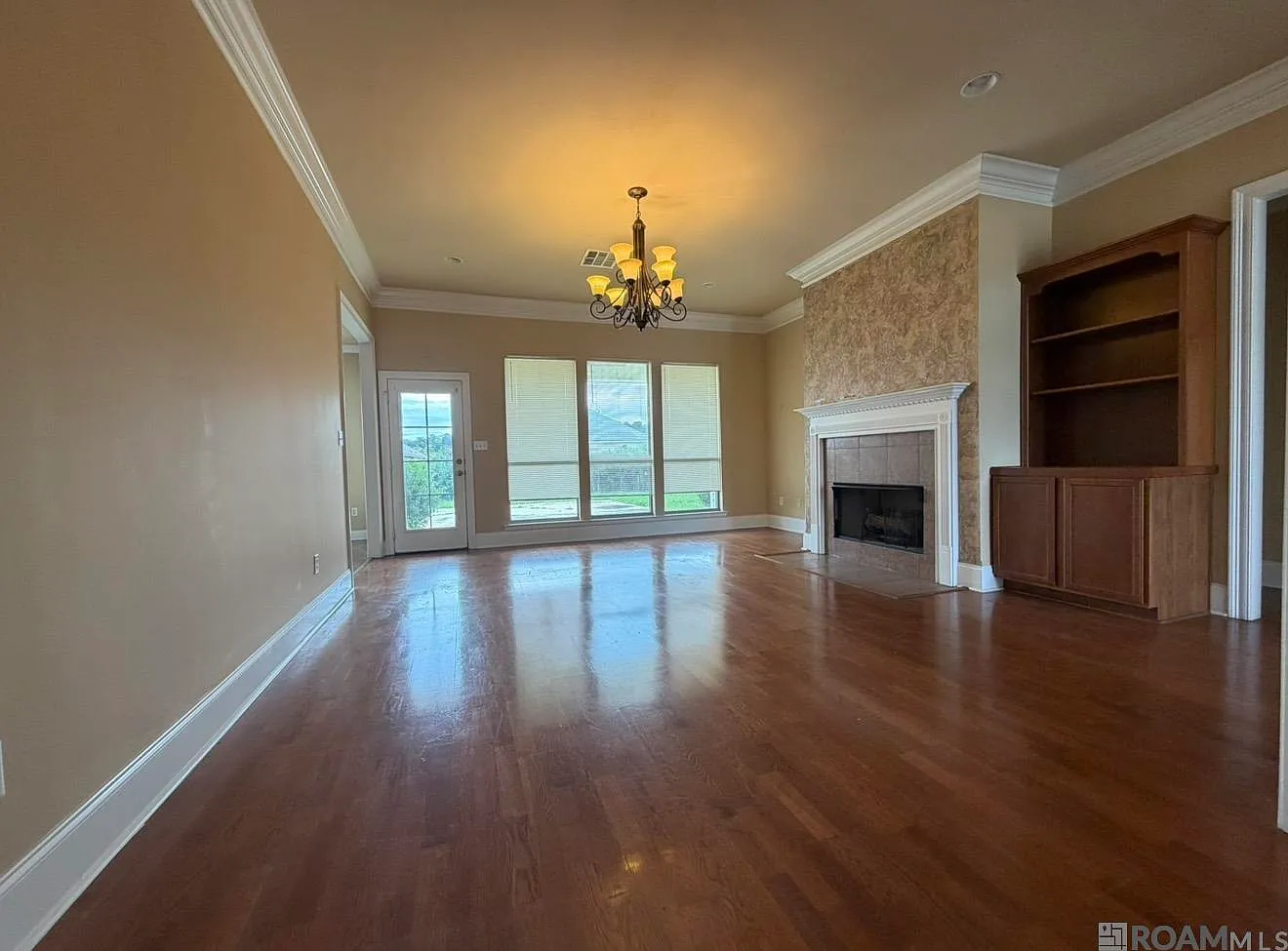 4 bed, 2362 sqft, $2,300 — Photo 2