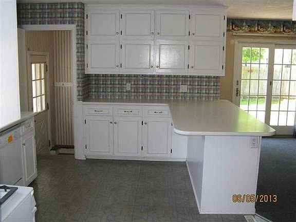 4th image of 2456 Buckland Ave