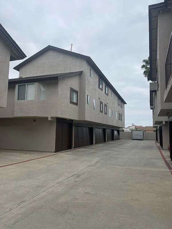 3 bed, 1.5 bath, 1150 sqft, $3,300 — Photo 1