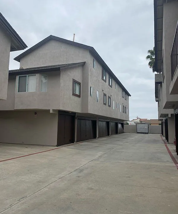 6431 Los Robles Ave #12