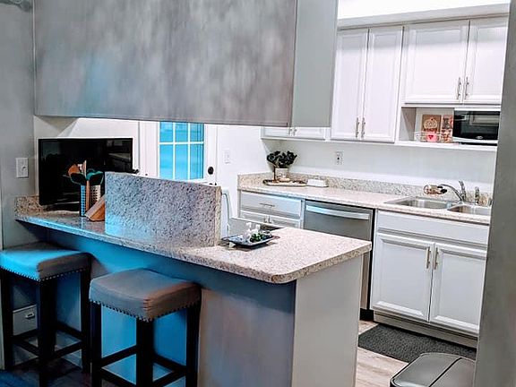 Kitchen/Breakfast Bar