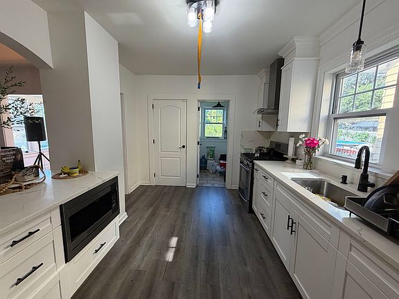 4th image of 296 E 6th St