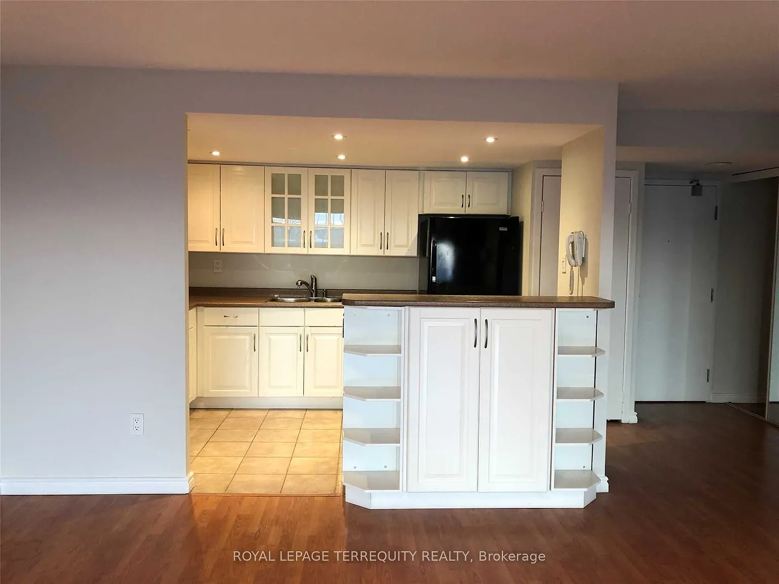 Courtney Club Condos — Photo 4