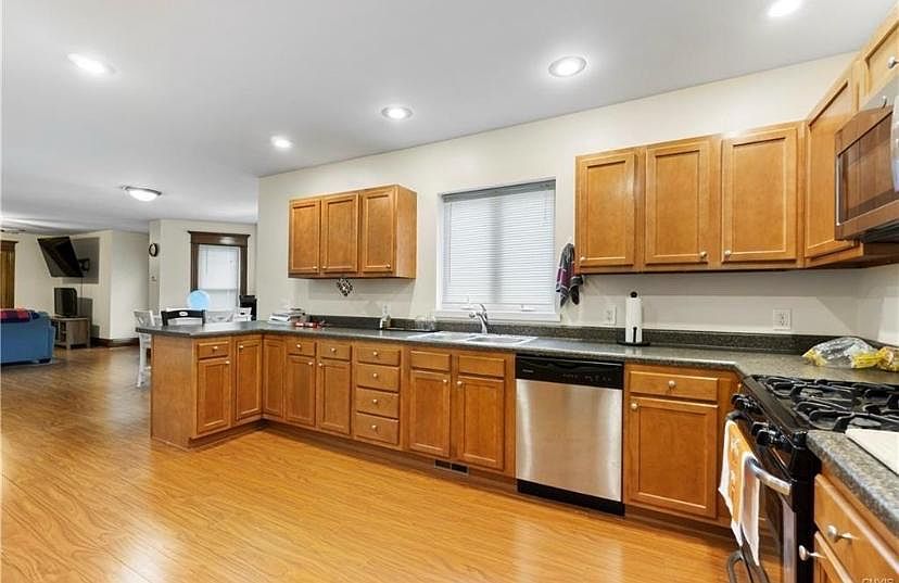 1st image of 501 Montrose Ave APT 2