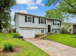 225 Admiral Dr, Godfrey, IL 62035