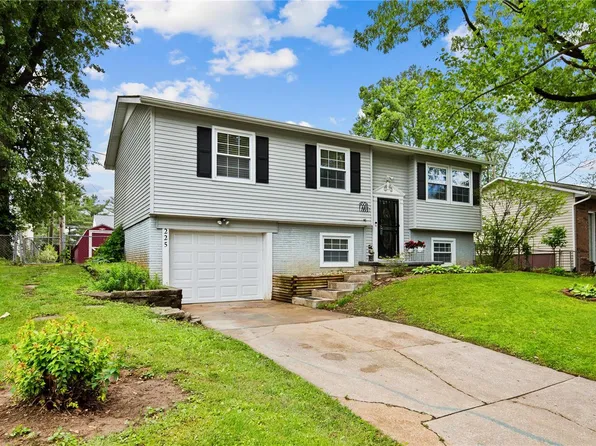 225 Admiral Dr, Godfrey, IL 62035