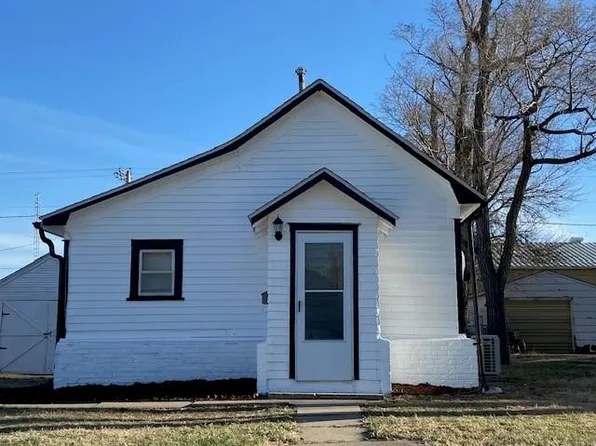 634 E 1st St, Russell, KS 67665