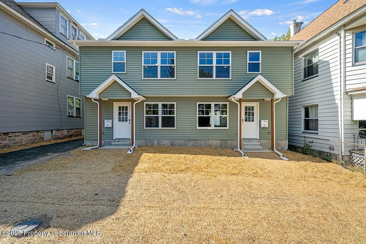 2 bed, 2.5 bath, 960 sqft, $1,830 — Photo 1