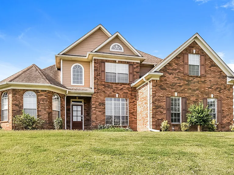 1275 Heritage Lake Dr — Photo 1