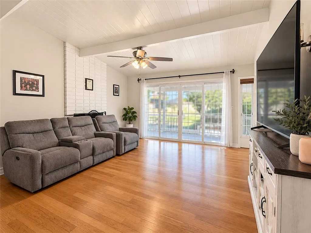 4 bed, 1839 sqft, $4,599 — Photo 2