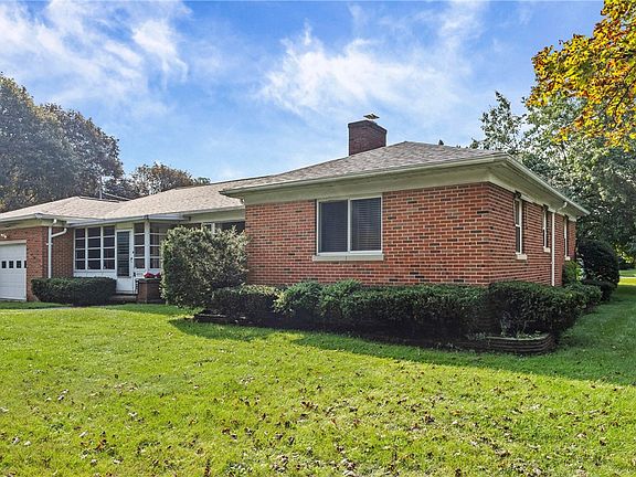 3rd image of 5 Woodale Dr