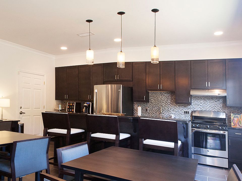 Carriage Pointe at Aquia Kitchen Area 1