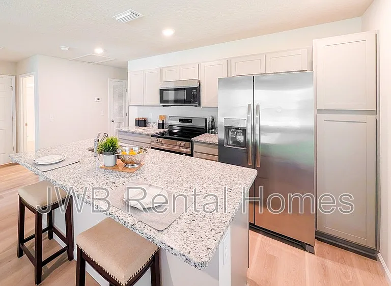 112 W 25th St — Photo 2
