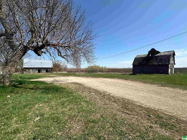 1313 650th St, Washta, IA 51061