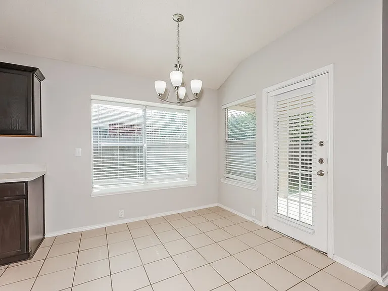 833 Lariat Dr — Photo 5