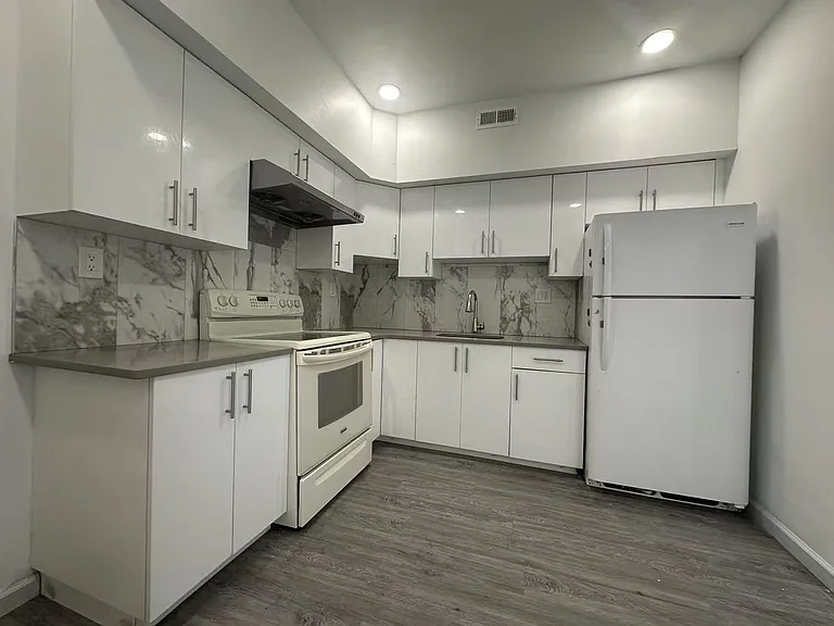 915 Washington Av — Photo 9