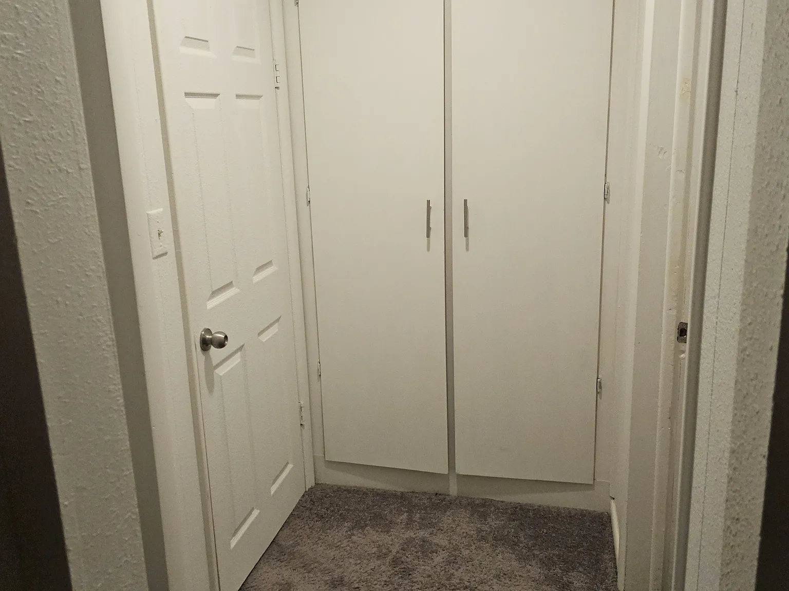 703 E Apache Pl — Photo 2