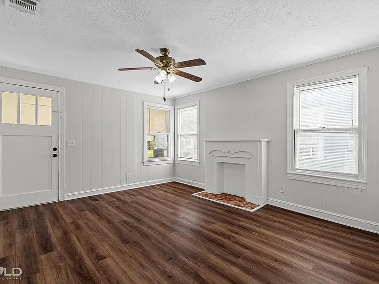 245 E Elmwood St — Photo 2