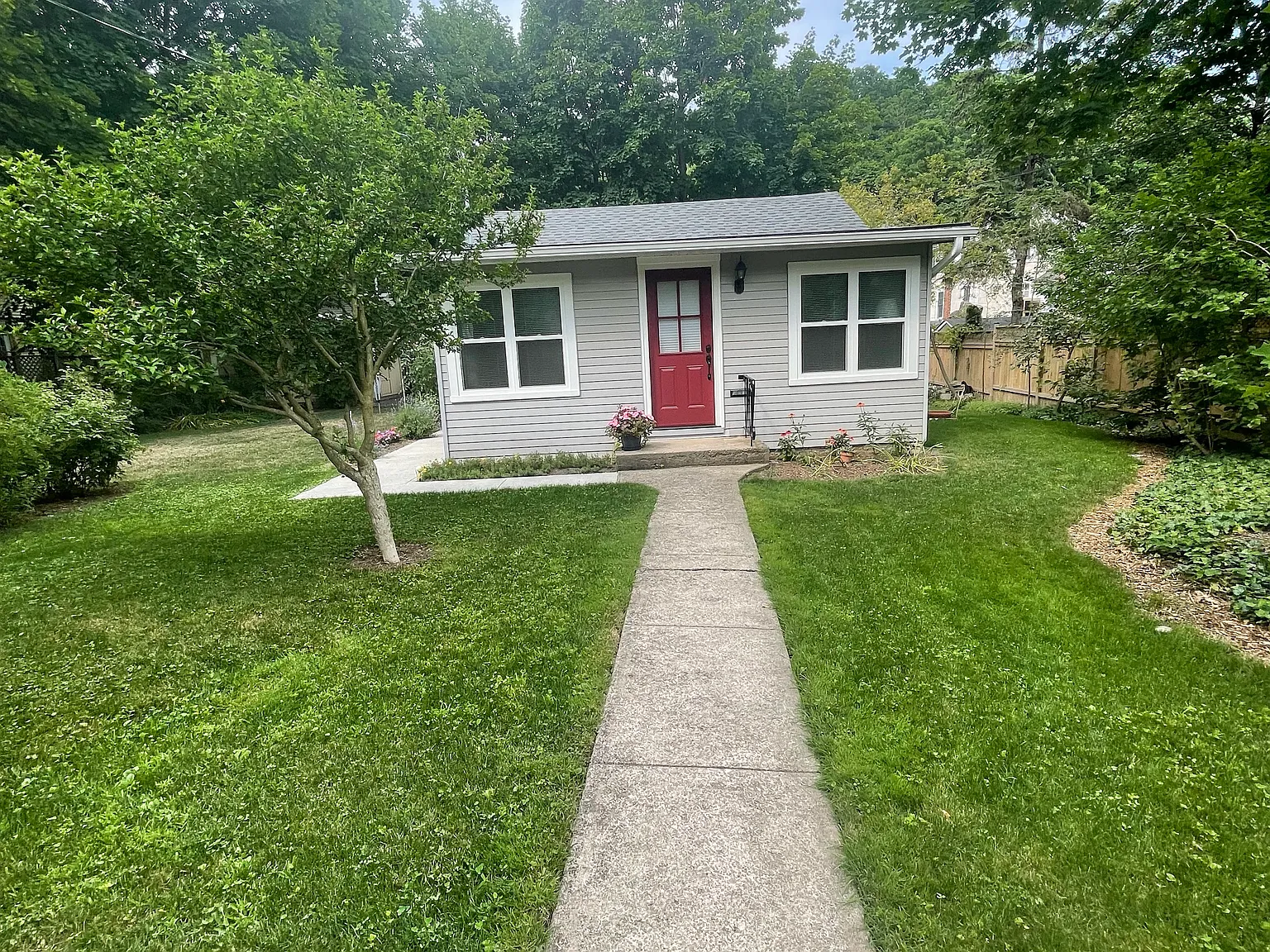 2 Bedroom Single Family Home in Dundas — Photo 2