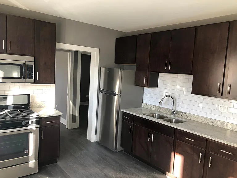 2059 W 19th St #2R — Photo 3